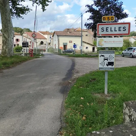 Au Nid D'hirondelles